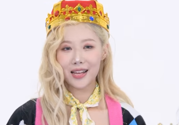 Handong triumphantly wearing a crown for winning the episode