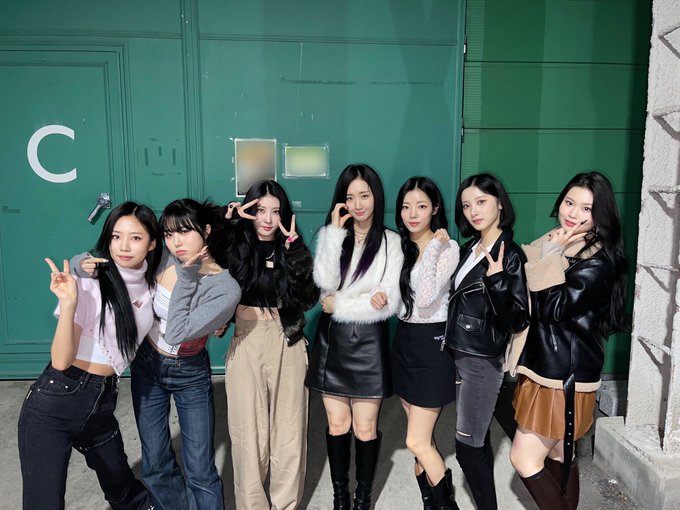 All seven members of Purple Kiss posing for the camera in casual fashion cothing